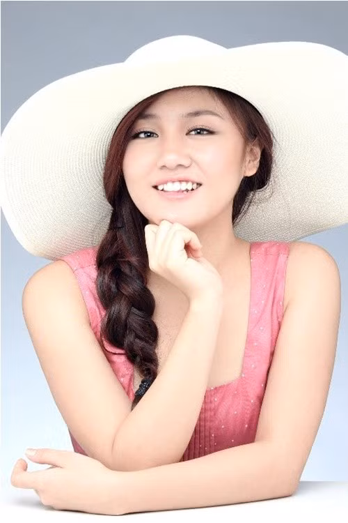 Sau Nếu như anh đến, nữ ca sĩ có nhiều bài hát gây chú ý như Ngày chung đôi, Chậm lại một phút, Mona Lisa, Cầu hôn. Ảnh: FB Văn Mai Hương.