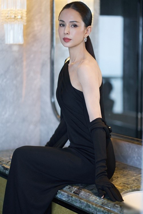 Lý Nhược Đồng chuộng váy áo gợi cảm tại các sự kiện. Ảnh: Weibo Lý Nhược Đồng.