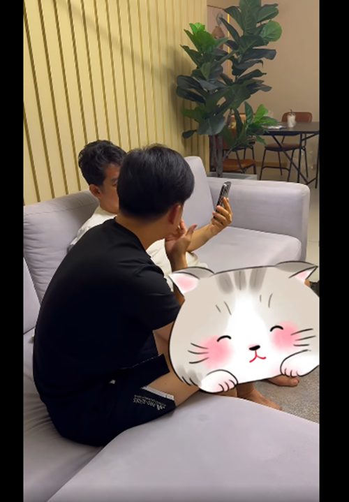 Trong một video, Huỳnh Anh Tuấn không lộ diện hoàn toàn nhưng để lộ nụ cười rạng rỡ. Ảnh: FB Huỳnh Anh Tuấn.