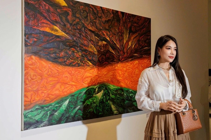 Nữ diễn viên chuộng trang phục, phụ kiện hàng hiệu. Ảnh: Znews.