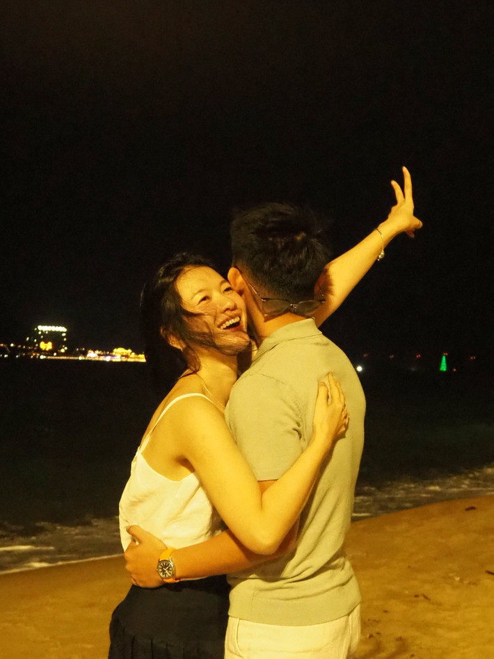 Tối ngày 31/12/2025, diễn viên Oanh Kiều gây chú ý khi đăng tải hình ảnh bên bạn trai giấu mặt. Trong loạt ảnh, Oanh Kiều không giấu được niềm hạnh phúc khi ôm nửa kia.