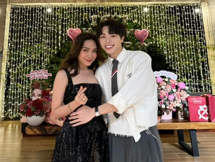 "Tôi biết là tôi đã nói rất nhiều lần rồi nhưng tôi vẫn phải nói rằng là lão hoá ngược là có thật trên đời và ví dụ rõ nhất chính là cô Tâm nha mọi người”, Đức Phúc viết trên trang cá nhân. Ảnh: FB Đức Phúc.