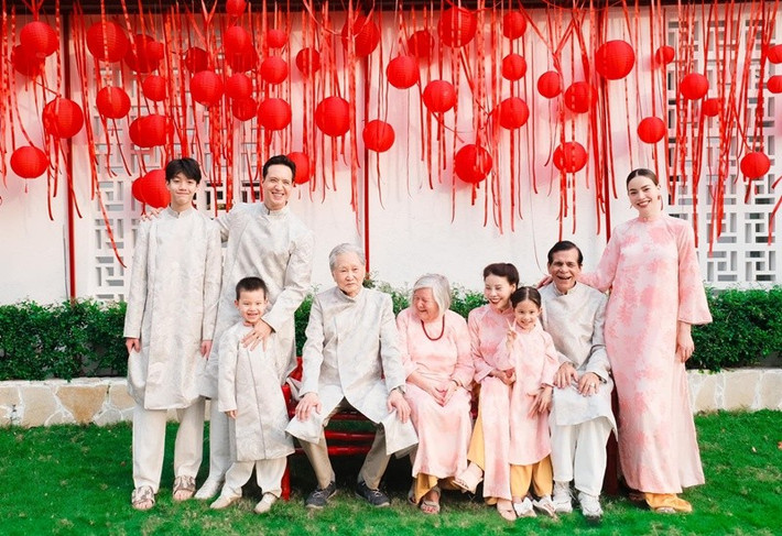 Hồ Ngọc Hà luôn được bố mẹ chồng quan tâm. Năm 2023, Hà Hồ từng khoe tin nhắn của bố chồng với nội dung: "Chúc mừng. Ba và mẹ tự hào về con". "Ba chồng của tôi thật ấm áp. Má chồng tôi quá dễ thương", nữ ca sĩ viết. Ảnh: FB Hồ Ngọc Hà.