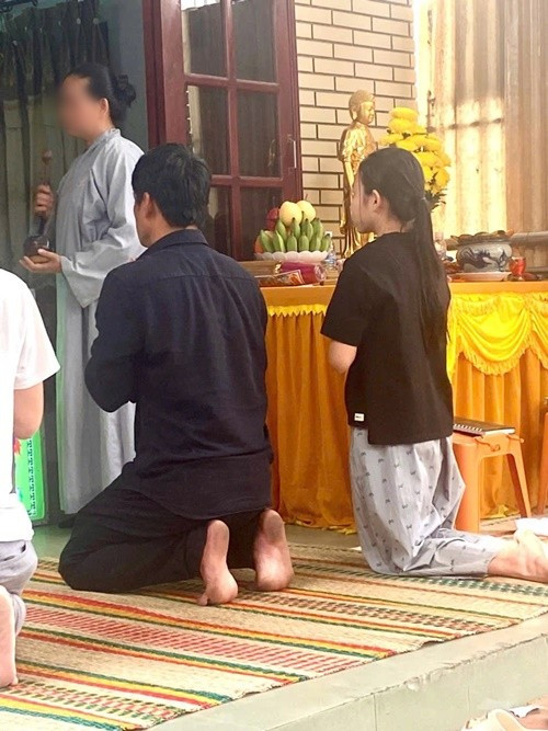 Con trai Thương Tín vừa từ quê lên chịu tang cha. Con gái út của nam nghệ sĩ và Kim Chi cũng xuất hiện tại lễ tang. Ảnh: Dân Việt.