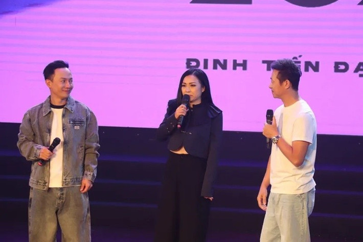 Theo Pháp Luật TP HCM, mới đây, tại một sự kiện, rapper Đinh Tiến Đạt (ngoài cùng bên trái) cho biết ca sĩ Phương Thanh luôn có mặt trong những cột mốc, dấu ấn thầm kín thậm chí là khủng khiếp trong đời anh. Ảnh: Pháp Luật TP HCM.