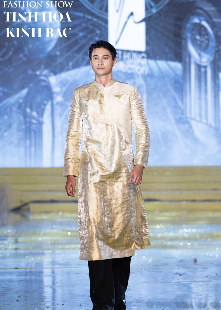 Nam người mẫu sinh năm 1999, cao 1m84, có nhiều tài lẻ như chơi đàn tranh, guitar, sáo, trống, và múa đao, kiếm, côn. Tuấn Ngọc tốt nghiệp ngành Ngôn ngữ Anh, khoa Ngoại ngữ kinh tế của Đại học Kinh tế Quốc dân. Ảnh: FB Tuấn Ngọc.