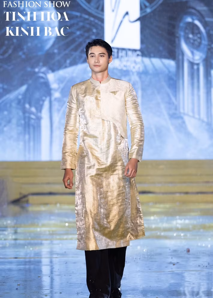 Nam người mẫu sinh năm 1999, cao 1m84, có nhiều tài lẻ như chơi đàn tranh, guitar, sáo, trống, và múa đao, kiếm, côn. Tuấn Ngọc tốt nghiệp ngành Ngôn ngữ Anh, khoa Ngoại ngữ kinh tế của Đại học Kinh tế Quốc dân. Ảnh: FB Tuấn Ngọc.