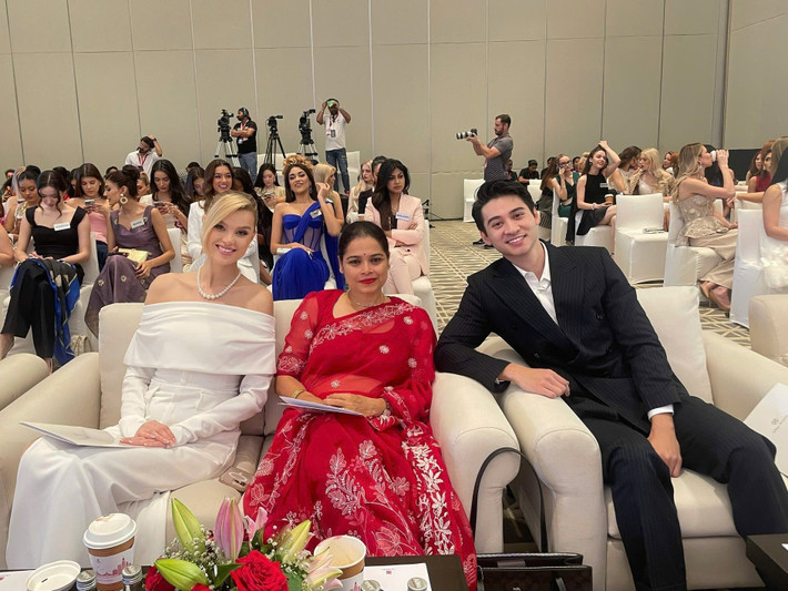 Tuấn Ngọc chia sẻ: “Cảm ơn sự tin tưởng của ban tổ chức đã trao cho tôi cơ hội này. Tôi dành thời gian tìm hiểu kỹ về format cũng như thí sinh và dự án của họ. Ngồi lắng nghe những phần trình bày, tôi thật sự cảm phục sự tài năng và tâm huyết của các cô gái” . Ảnh: FB Tuấn Ngọc.