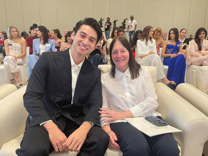 Sáng ngày 23/5, Nam vương Tuấn Ngọc ngồi ghế giám khảo vòng chung kết phần thi Thử thách đối đầu thuộc khuôn khổ Miss World 2025. Nam người mẫu Tuấn Ngọc đăng tải loạt ảnh chụp chung với chủ tịch Miss World - bà Julia Morley, đương kim Miss World Krystyna Pyszkova. Ảnh: FB Tuấn Ngọc.