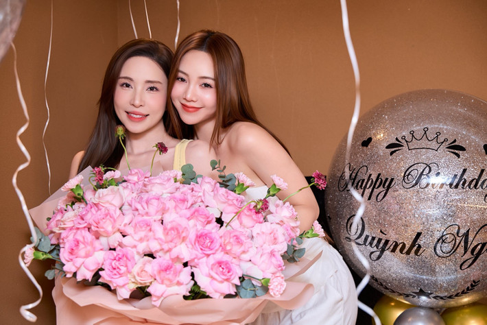 Diễn viên, ca sĩ Quỳnh Nga (trái) vừa bước sang tuổi 37. Trong tiệc sinh nhật, Quỳnh Nga thân thiết với Quỳnh Kool. Ảnh: FB Quỳnh Kool.
