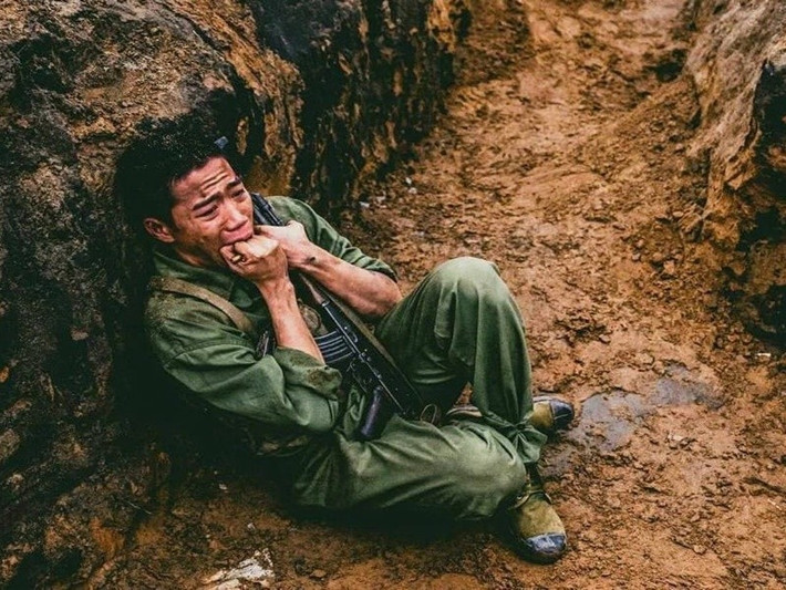 Trong phim Mưa đỏ đang gây sốt, Trần Gia Huy vào vai Tấn - người lính trẻ phải ăn rắn sống vì quá đói. Chia sẻ trên Thế Giới Điện Ảnh, nam diễn viên cho biết, anh thực sự đã ăn rắn sống và sau đó nôn ói. Ảnh: Thế Giới Điện Ảnh.