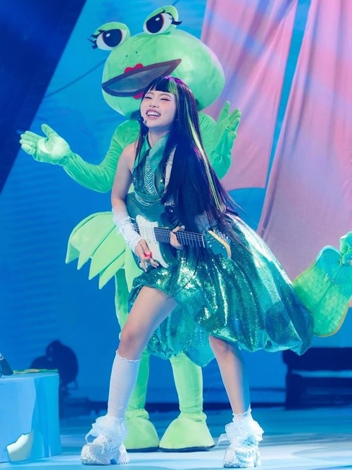 Nữ ca sĩ trổ tài chơi guitar điện trong tiết mục vui tươi, sôi động. Ảnh: Instagram Phương Mỹ Chi.