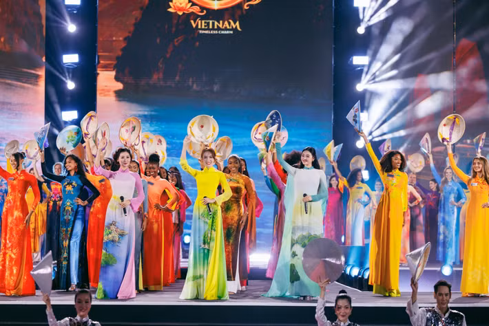 Những chiếc nón được tỉnh Quảng Ninh dành tặng các thí sinh như món quà lưu niệm trong những ngày họ lưu lại địa phương.