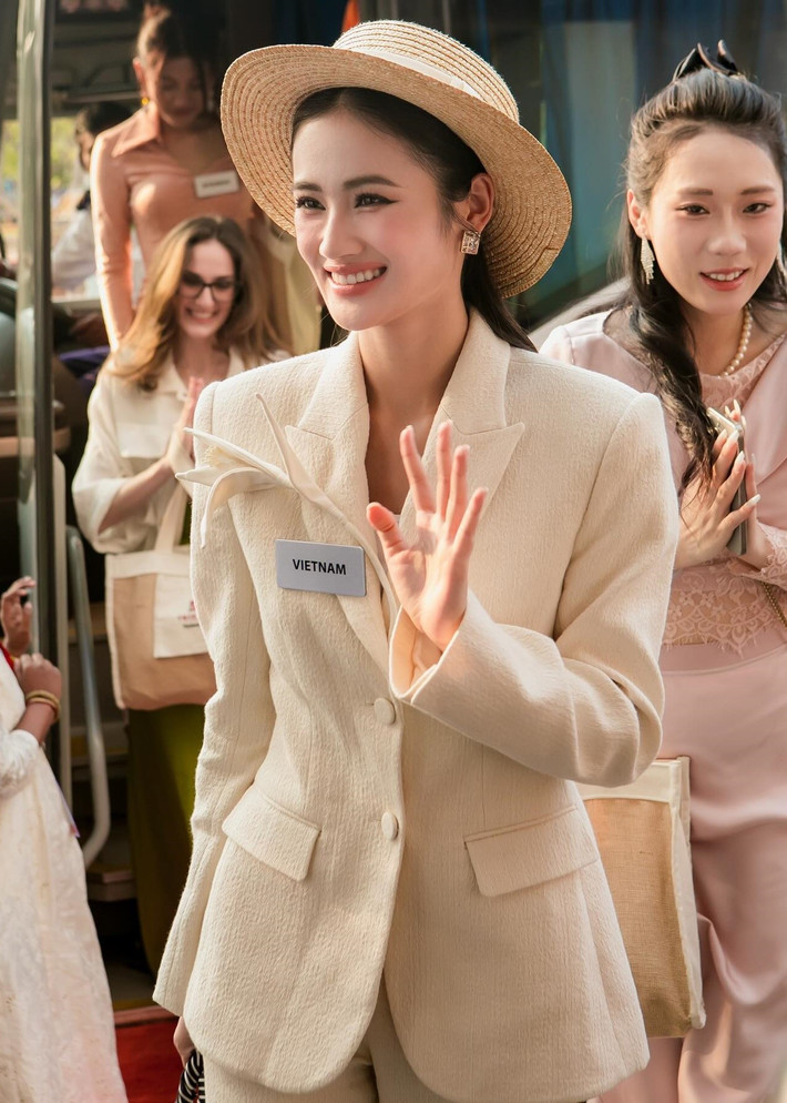 Gần đây, Ý Nhi liên tục lọt vào ống kính của các nhiếp ảnh gia thuộc ban tổ chức Miss World 2025. Ảnh: Miss World.