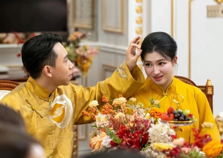 Theo Znews, Á hậu Phương Nhi - thiếu gia Minh Hoàng thực hiện nghi thức hằng thuận tại chùa Trúc Lâm Phụng Thùy Sơn, tọa lạc trên đỉnh núi Chín Khúc (Khánh Hòa) vào ngày 22/1. Ảnh: Vũ Mạnh Tuấn/Znews.