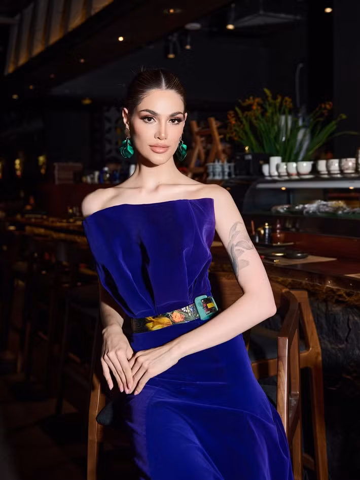 Trong phần thi ứng xử của top 12 Miss Charm 2025, Anna cùng các thí sinh nhận câu hỏi: "Đôi khi những vương miện đẹp nhất lại vô hình. Vương miện vô hình mà bạn đang đội là gì?". Ảnh: Instagram Anna Blanco.