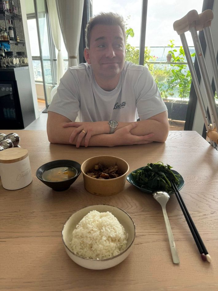 Chồng Minh Tú chăm sóc, hỗ trợ nữ người mẫu.