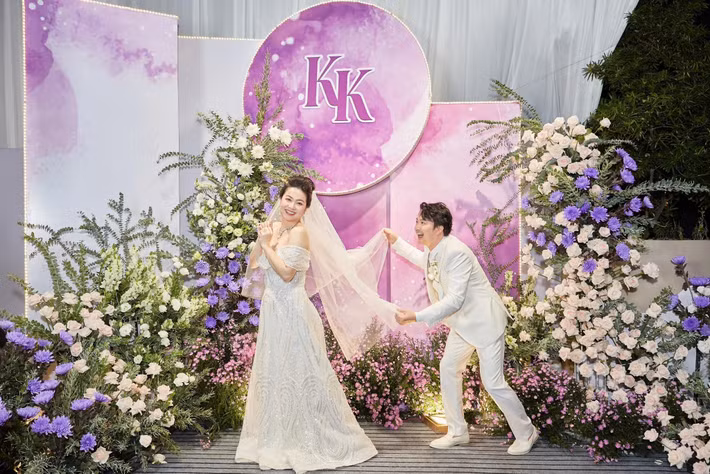 Lê Khánh quan niệm rằng trong một mối quan hệ, nếu sự cố gắng chỉ đến từ một phía thì sẽ rất khập khiễng và chông chênh. Vì thế, cả hai luôn nhắc nhở nhau phải dành cho đối phương những điều tốt đẹp nhất. Ảnh: FB Tuấn Khải.