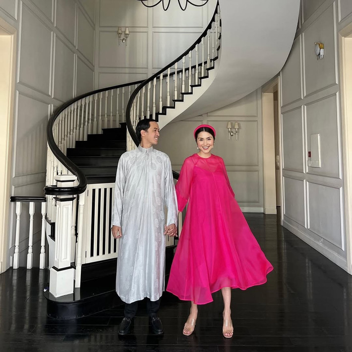 Điểm nổi bật trong phong cách áo dài ngày Tết của nữ diễn viên Hương phù sa là thần thái.