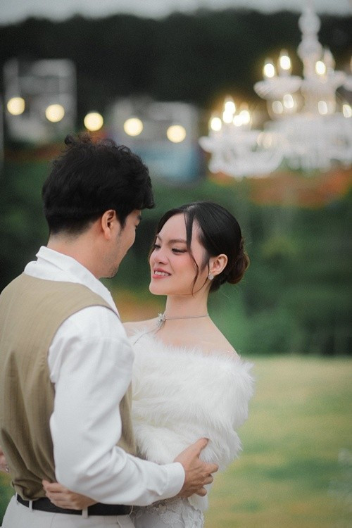 Nữ ca sĩ nhận lời cầu hôn của bạn trai. Ảnh: FB Sunny Đan Ngọc.