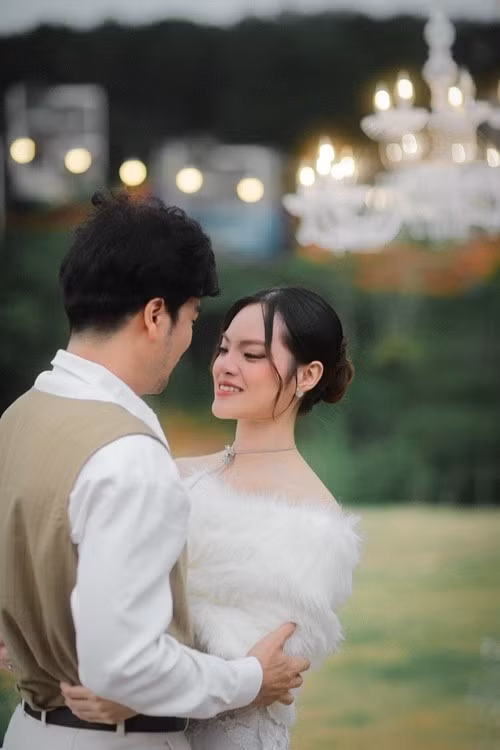 Nữ ca sĩ nhận lời cầu hôn của bạn trai. Ảnh: FB Sunny Đan Ngọc.