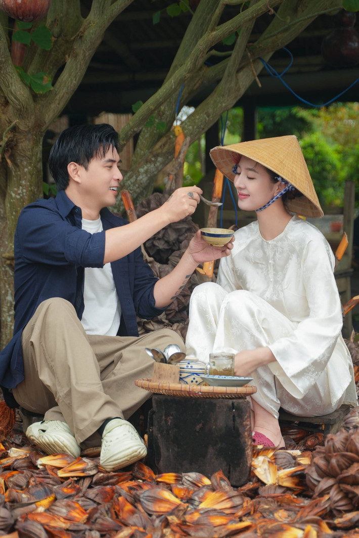 Hồ Quang Hiếu ghi điểm với hình ảnh người chồng tâm lý khi tận tay chăm sóc, đút thức ăn cho Tuệ Như giữa không gian vườn tược mộc mạc. Ảnh: FB Hồ Quang Hiếu.