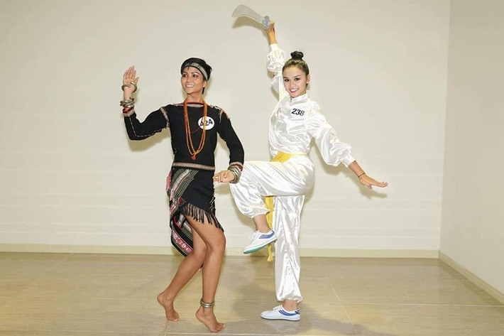 H'hen Niê và Thu Trang chụp ảnh kỷ niệm ở phần thi tài năng ở Hoa hậu Hoàn vũ Việt Nam 2017. Ảnh: FB Lê Thu Trang.