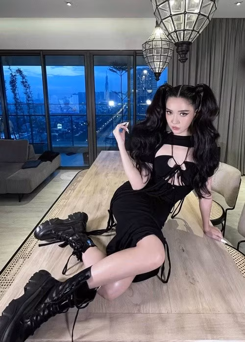 Năm 2017, nữ ca sĩ mua được căn hộ cao cấp. "Với tôi, tự mua một căn nhà trước 30 tuổi là thành công. Có nhiều bạn nghĩ làm ca sĩ phải rất giàu, dễ mua sắm nhà lầu xe hơi, nhưng tôi phải rất cố gắng để có thể tích lũy được tài sản cho bản thân cũng như lo cho bố mẹ", Bích Phương chia sẻ trên Znews. Ảnh: FB Bích Phương.