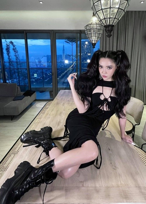 Năm 2017, nữ ca sĩ mua được căn hộ cao cấp. "Với tôi, tự mua một căn nhà trước 30 tuổi là thành công. Có nhiều bạn nghĩ làm ca sĩ phải rất giàu, dễ mua sắm nhà lầu xe hơi, nhưng tôi phải rất cố gắng để có thể tích lũy được tài sản cho bản thân cũng như lo cho bố mẹ", Bích Phương chia sẻ trên Znews. Ảnh: FB Bích Phương.