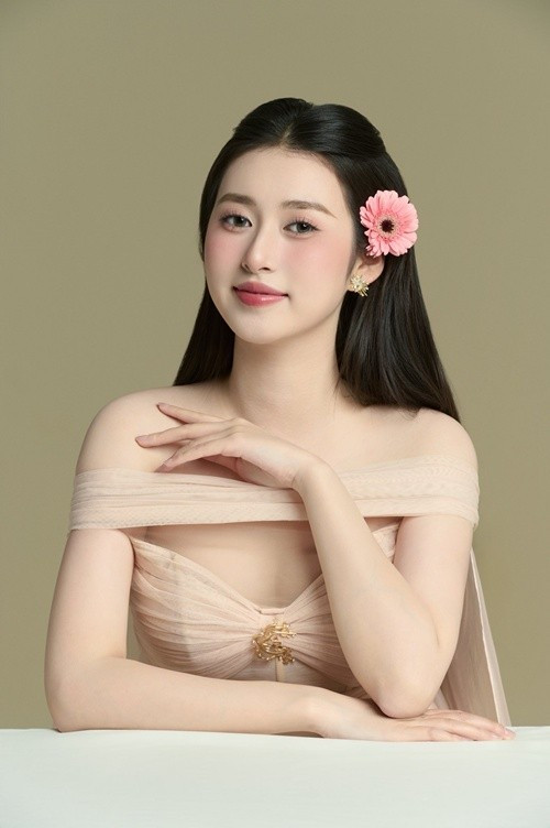 Trong chung kết Hoa hậu Trái đất Việt Nam 2025, Trâm Anh nhận được câu hỏi về tác động của biến đổi khí hậu và cách giải quyết vấn đề này. Người đẹp trả lời bằng tiếng Việt và tiếng Anh. Ảnh: FB Trâm Anh.