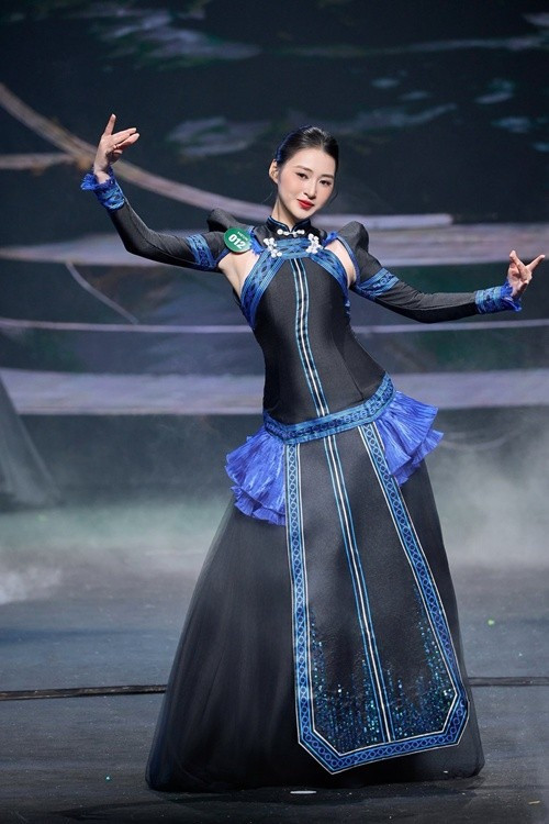 Màn ứng xử bằng tiếng Việt của Trâm Anh trôi chảy. Tuy nhiên, khi trả lời bằng tiếng Anh, nàng hậu đôi lúc ấp úng và quá lố thời gian. Ảnh: FB Trâm Anh.