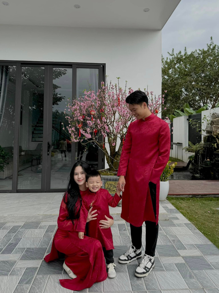 Nguyễn Thành Chung và vợ đón con trai đầu lòng, bé Thành Minh (tên gọi thân mật là Leo), vào năm 2022.