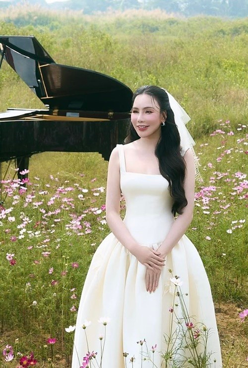 Hồ Quỳnh Hương có sự nghiệp ca hát thành công với loạt album được yêu thích như Vào đời , Ngày dịu dàng, Sao tình yêu, Anh. Ảnh: FB Hồ Quỳnh Hương.