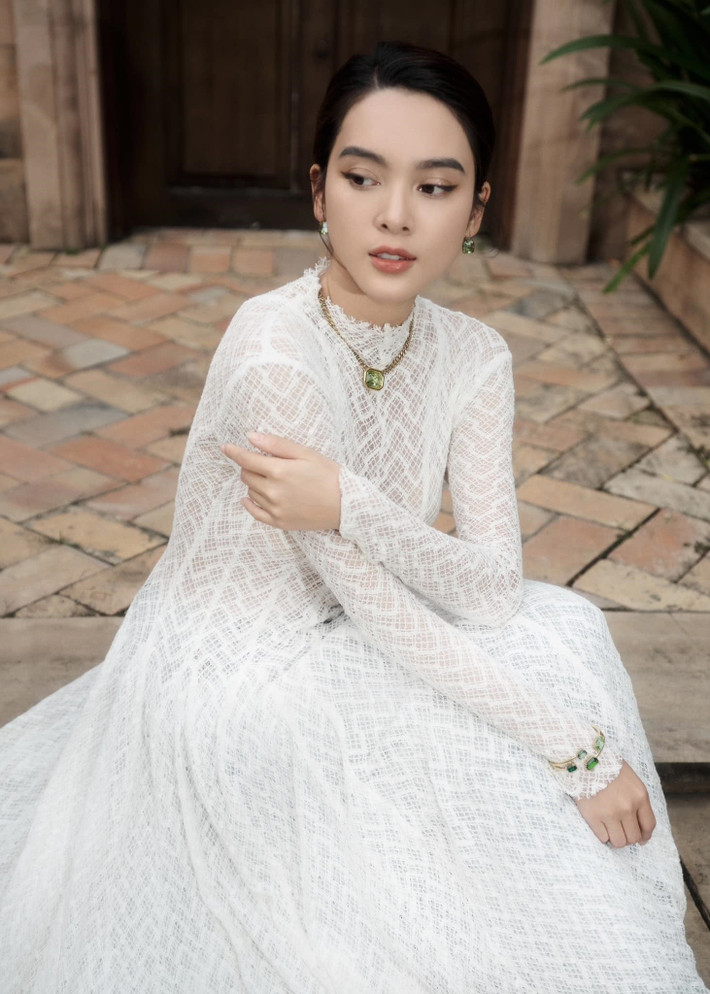 “Mẹ mà hận thì lại không cho qua lại bao năm qua nha bố ơi! Lợi ích gì trời? Đăng lên ảnh hưởng nha, muốn làm nghề thì phải sạch đời tư, đăng lên vậy ảnh hưởng nhãn hàng nào làm việc. Đúng là nói thì hay mà làm thì như gì ý. Tôi mà thù hận anh được phép nhắn cho con anh tiếp”, Quỳnh Lương nhắn nhủ chồng cũ. Ảnh: FB Quỳnh Lương.