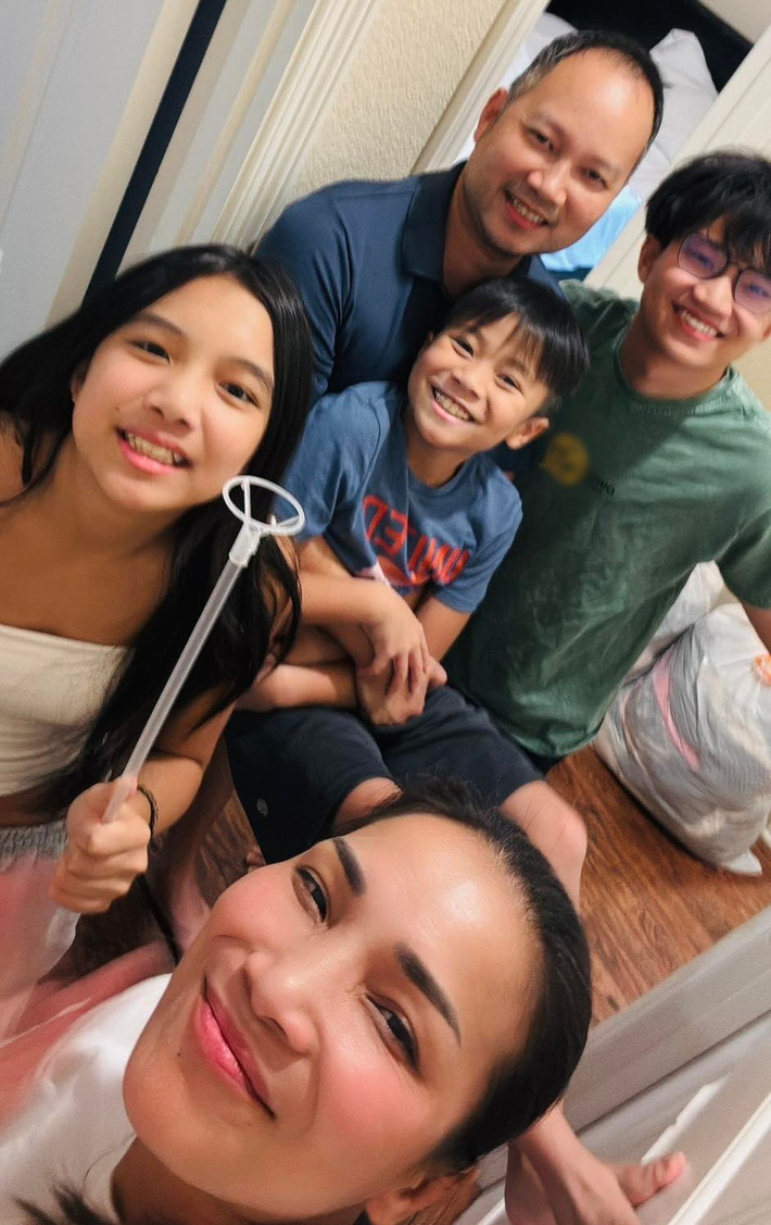 “Biết ơn cuộc đời này đã đưa em tới âm nhạc… và đưa em đến với anh. Mỗi lần bước xuống sân khấu, điều đầu tiên em muốn làm vẫn là kể cho anh nghe.. Hôm nay em hát bài gì khiến em xúc động, khán giả đã vỗ tay thế nào. Và trong lòng em tự nhủ: “Nếu không có anh đứng phía sau, chắc em không còn là chính mình như bây giờ”, cô dành lời ngọt ngào cho chồng.