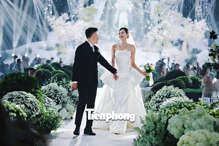 Viết Vương và Đỗ Thị Hà có đám cưới đẹp như trong cổ tích vào ngày 22/10. Ảnh: Tiền Phong.