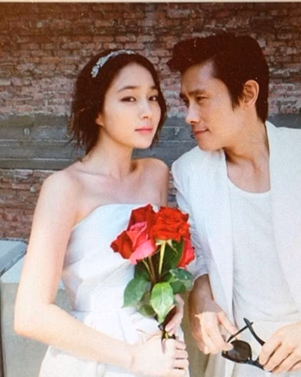 Theo VOV, năm 2006, Lee Min Jung gặp Lee Byung Hun trong một buổi chụp hình quảng cáo. Cả hai bí mật yêu nhau 1 năm rồi chia tay. Ảnh: Vietnamnet.