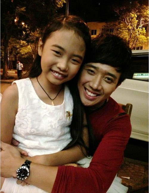 Phương Mỹ Chi quen biết Trấn Thành trước Giọng hát Việt nhí 2013. Trong cuộc phỏng vấn với Khám Phá, Trấn Thành cho hay: "Tôi gắn bó với em ấy từ những ngày đầu tiên, khi Phương Mỹ Chi vẫn còn là một thí sinh chưa ai biết đến". Ảnh: Khám Phá.