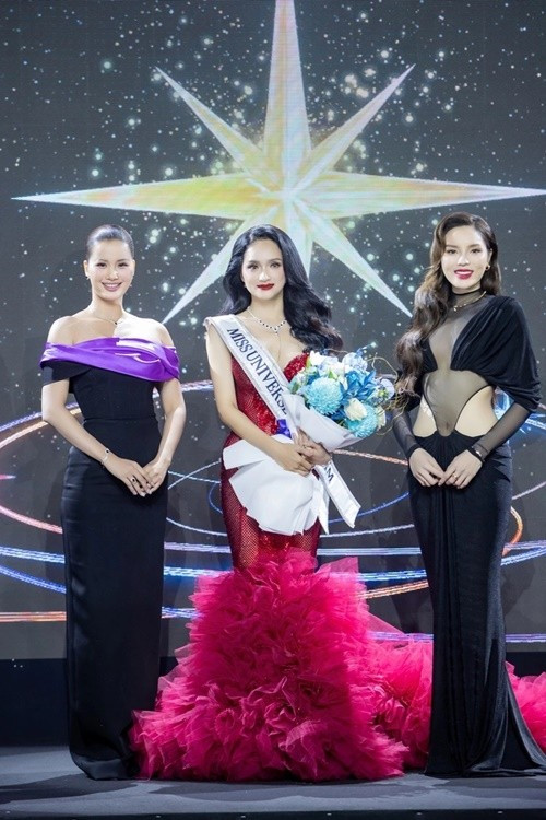 Kỳ Duyên (ngoài cùng bên phải) chia sẻ về việc Hương Giang thi hoa hậu: “Ngày hôm nay em trao dải sash Miss Universe Vietnam cho chị. Em an tâm nhất là kỹ năng và kinh nghiệm của chị . Em chỉ hy vọng may mắn sẽ mỉm cười thật tươi với chị, chị hãy tiến lên và mang vinh quang về cho nước nhà nhé”. Ảnh: Người Lao Động.