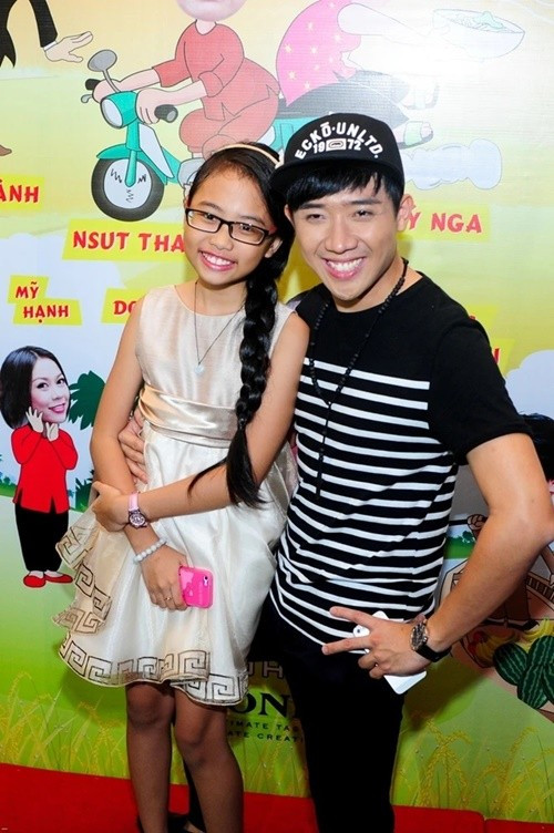 "Tôi thích Phương Mỹ Chi, qua nhiều lần tiếp xúc, tôi thấy cô bé khá hiền và ngoan ngoãn. Tôi yêu thích gì thì tôi nói, chẳng giấu giếm gì vì thấy điều đó cũng không có gì xấu..., và thật ra, Phương Mỹ Chi là thần tượng nhí của tôi", Người Đưa Tin dẫn lời Trấn Thành. Ảnh: Znews.