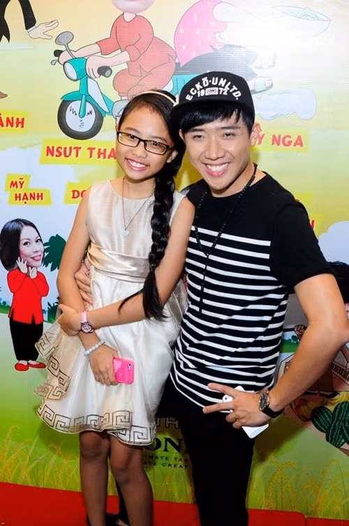 "Tôi thích Phương Mỹ Chi, qua nhiều lần tiếp xúc, tôi thấy cô bé khá hiền và ngoan ngoãn. Tôi yêu thích gì thì tôi nói, chẳng giấu giếm gì vì thấy điều đó cũng không có gì xấu..., và thật ra, Phương Mỹ Chi là thần tượng nhí của tôi", Người Đưa Tin dẫn lời Trấn Thành. Ảnh: Znews.