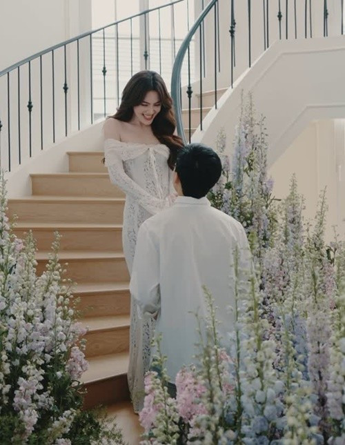 Ter Chantavit cầu hôn "ma nữ Thái Lan" trong không gian ngập tràn hoa tươi. Ảnh: Instagram Mai Davika.