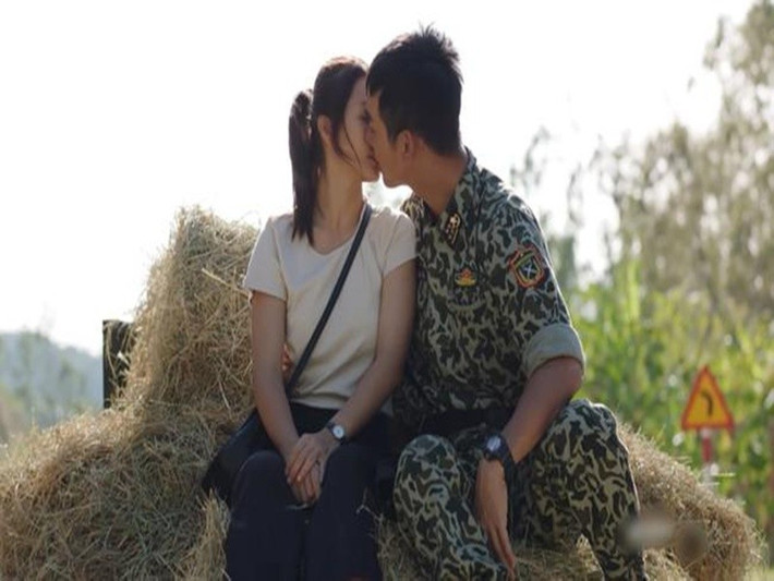 Hoài Phương và Duy Kiên có nụ hôn trên xe rơm. Trong cuộc phỏng vấn với Khám Phá, Khả Ngân cho biết, cảnh quay kéo dài từ 3h sáng đến 12 giờ trưa. Ảnh: Khám Phá.