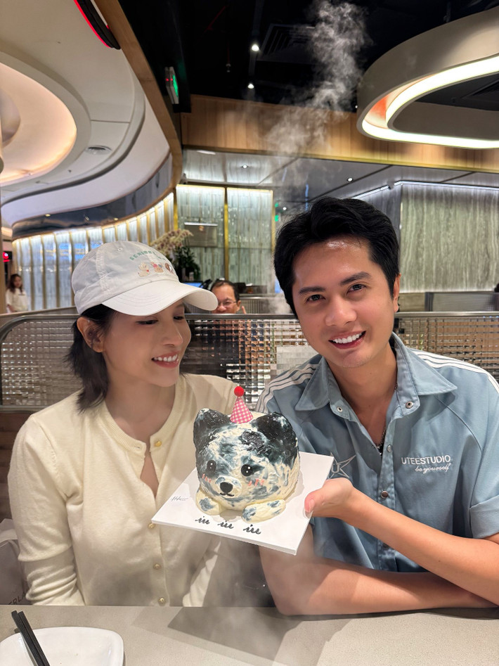 Huỳnh Phương khoe ảnh đón tuổi mới bên Khả Như vào tháng 11/2025. Đối mặt với nghi vấn tình cảm, cả hai vẫn chọn cách giữ im lặng. Ảnh: FB Khả Như.