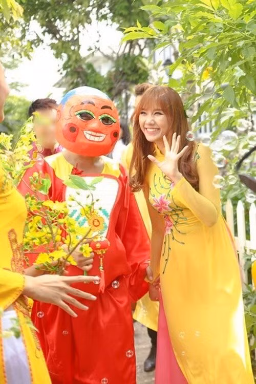 Nữ ca sĩ kể lại: “Bố Hari có tới 12 anh em, thêm ông bà nội, rồi cả các anh chị họ nữa… Đến lúc chào mọi người, phải chào đúng tên, rồi đúng thứ tự nên Hari bối rối vô cùng. Vì lúc đó đã nhớ được ai với ai đâu, chưa kể là tiếng Việt mình còn không nói được”. Ảnh: Vietnamnet.