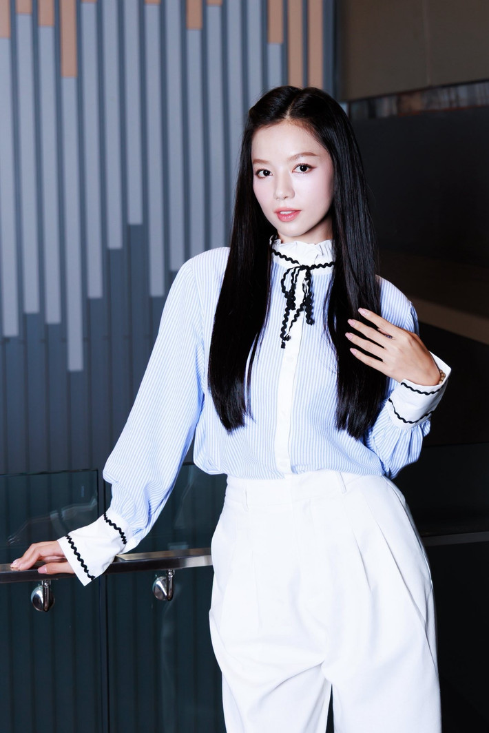 Khi xuất hiện tại các sự kiện giải trí hay thảm đỏ, Hạ Anh ưu tiên thiết kế thanh lịch, có điểm nhấn.