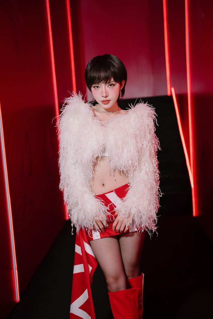 Chia sẻ về lần đầu đóng phim điện ảnh, LyLy cho biết xuất phát điểm là nhạc sĩ giúp cô vận dụng khả năng nhập tâm khi sáng tác để hóa thân vào vai diễn. Nữ ca sĩ còn chia sẻ, quá trình làm việc trên phim trường cùng Trấn Thành là khó khăn và căng thẳng, sau đó cho rằng áp lực là điều cần thiết để hoàn thành vai diễn. Ảnh: FB LyLy.