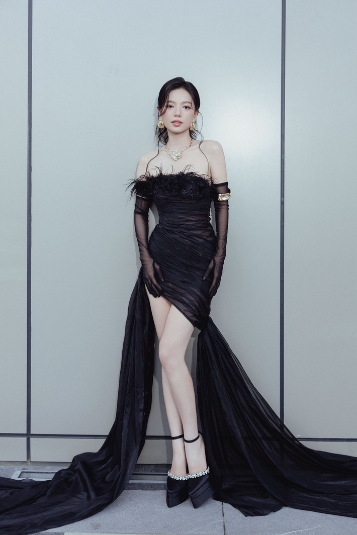 Lê Hạ Anh sở hữu gương mặt thanh tú, đôi mắt sáng, nụ cười dịu dàng cùng vóc dáng thon gọn, quyến rũ. Nữ diễn viên chăm tập thể dục, đi spa, chăm sóc da và tóc.