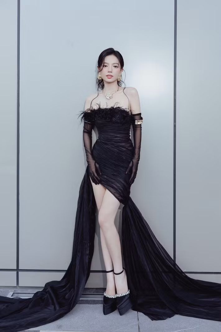 Lê Hạ Anh sở hữu gương mặt thanh tú, đôi mắt sáng, nụ cười dịu dàng cùng vóc dáng thon gọn, quyến rũ. Nữ diễn viên chăm tập thể dục, đi spa, chăm sóc da và tóc.