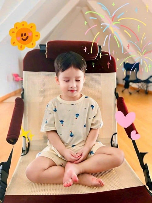 Ở những khoảnh khắc đời thường được chia sẻ, bé Táo 'đốn tim' người hâm mộ bởi dáng vẻ lanh lợi, tinh nghịch, toát lên sự khỏe khoắn và năng động. Chính nét đáng yêu mộc mạc ấy giúp con trai Hồ Quỳnh Hương nhận được nhiều lời khen từ khán giả mỗi lần xuất hiện.